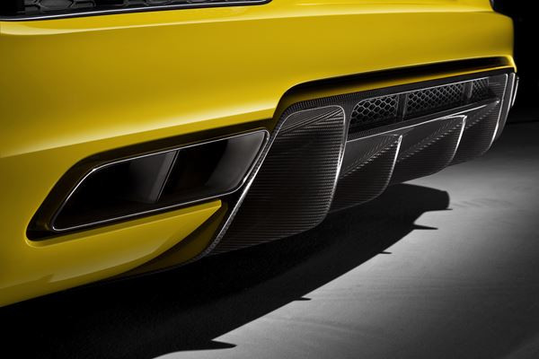 L'Audi R8 Spyder embarque une capote en tissu repliable en deux parties
