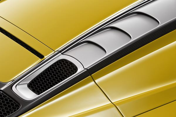L'Audi R8 Spyder embarque une capote en tissu repliable en deux parties