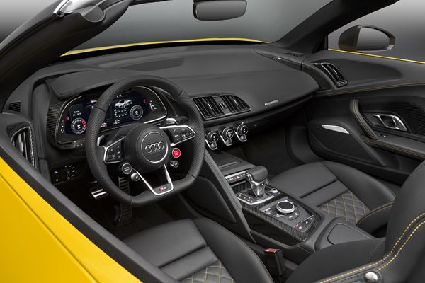 L'Audi R8 Spyder embarque une capote en tissu repliable en deux parties
