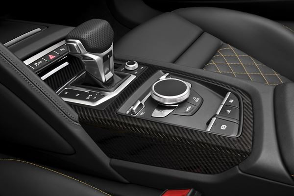L'Audi R8 Spyder embarque une capote en tissu repliable en deux parties