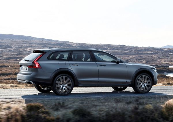 Le break Volvo V90 se décline en version tous chemins Cross Country