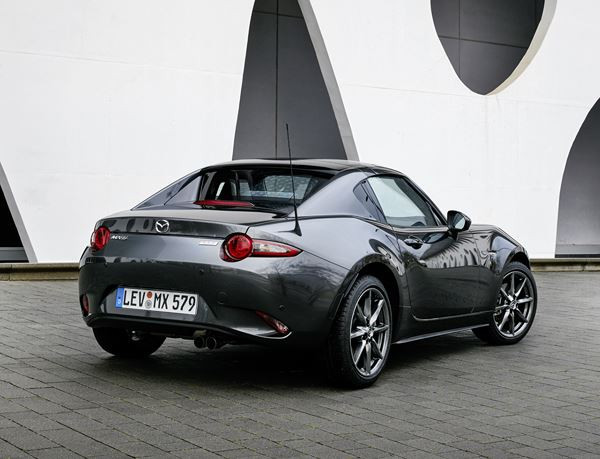 Le Mazda MX-5 RF embarque un toit rigide rétractable électrique en trois parties