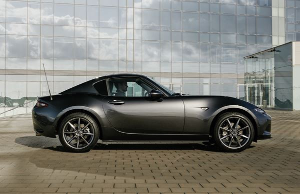 Le Mazda MX-5 RF embarque un toit rigide rétractable électrique en trois parties