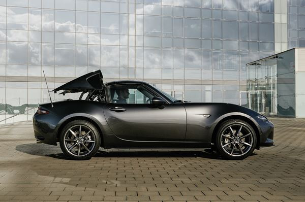 Le Mazda MX-5 RF embarque un toit rigide rétractable électrique en trois parties