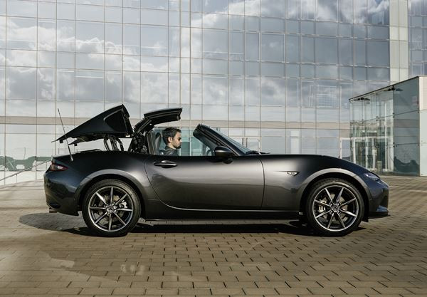 Le Mazda MX-5 RF embarque un toit rigide rétractable électrique en trois parties
