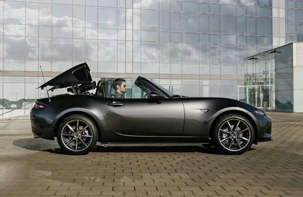 Le Mazda MX-5 RF embarque un toit rigide rétractable électrique en trois parties