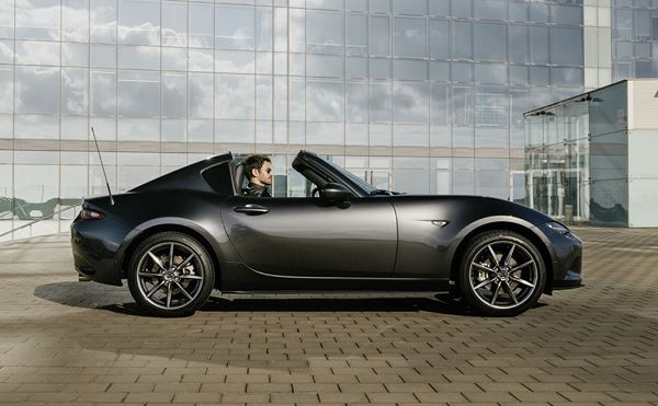 Le Mazda MX-5 RF embarque un toit rigide rétractable électrique en trois parties