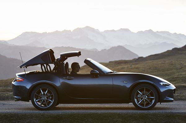 Le Mazda MX-5 RF embarque un toit rigide rétractable électrique en trois parties