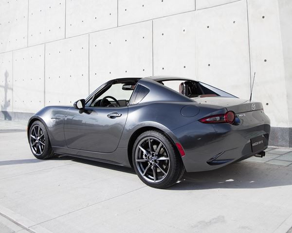 Le Mazda MX-5 RF embarque un toit rigide rétractable électrique en trois parties