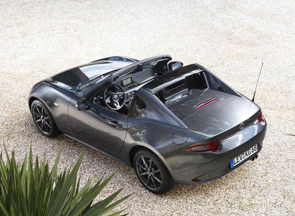 Le Mazda MX-5 RF embarque un toit rigide rétractable électrique en trois parties