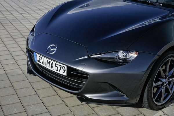 Le Mazda MX-5 RF embarque un toit rigide rétractable électrique en trois parties