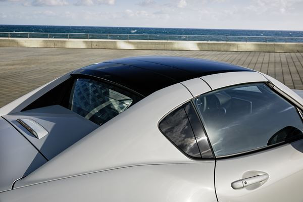 Le Mazda MX-5 RF embarque un toit rigide rétractable électrique en trois parties