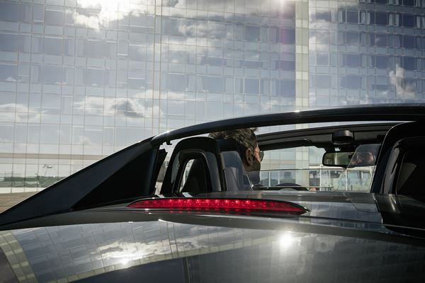 Le Mazda MX-5 RF embarque un toit rigide rétractable électrique en trois parties