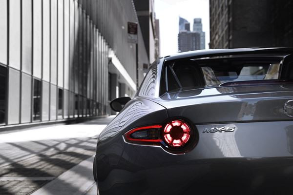Le Mazda MX-5 RF embarque un toit rigide rétractable électrique en trois parties