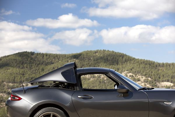 Le Mazda MX-5 RF embarque un toit rigide rétractable électrique en trois parties