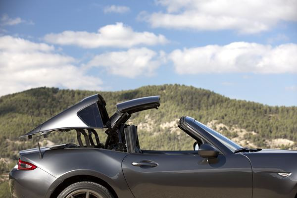 Le Mazda MX-5 RF embarque un toit rigide rétractable électrique en trois parties