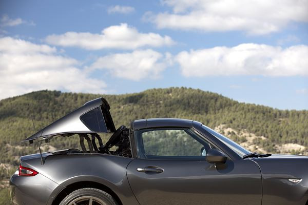 Le Mazda MX-5 RF embarque un toit rigide rétractable électrique en trois parties