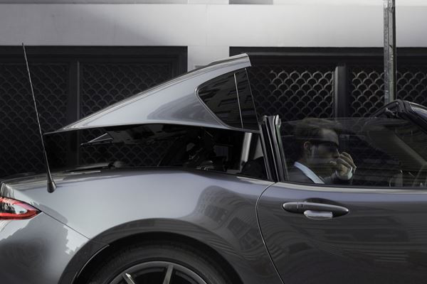 Le Mazda MX-5 RF embarque un toit rigide rétractable électrique en trois parties