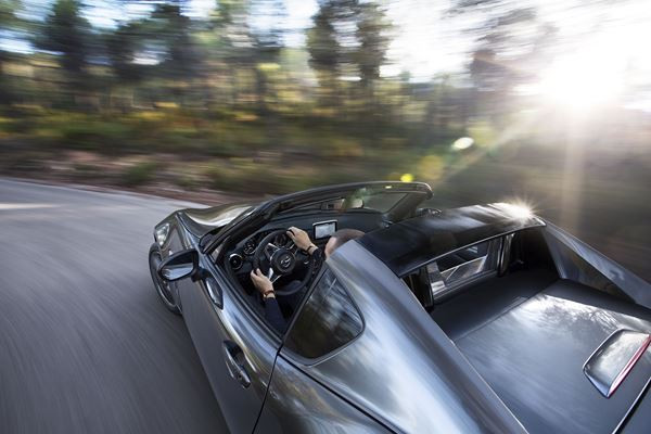 Le Mazda MX-5 RF embarque un toit rigide rétractable électrique en trois parties