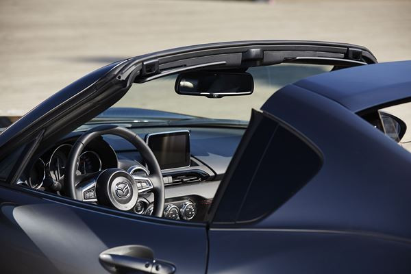Le Mazda MX-5 RF embarque un toit rigide rétractable électrique en trois parties