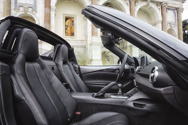 Le Mazda MX-5 RF embarque un toit rigide rétractable électrique en trois parties