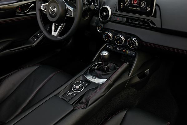 Le Mazda MX-5 RF embarque un toit rigide rétractable électrique en trois parties