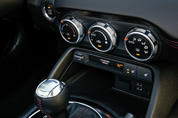 Le Mazda MX-5 RF embarque un toit rigide rétractable électrique en trois parties