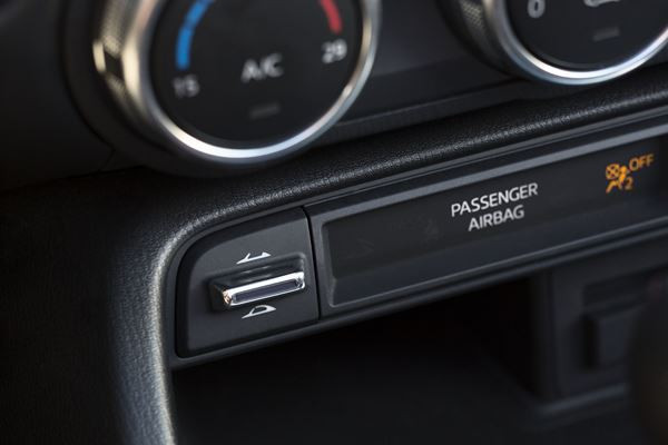 Le Mazda MX-5 RF embarque un toit rigide rétractable électrique en trois parties