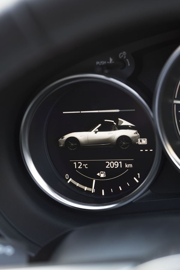Le Mazda MX-5 RF embarque un toit rigide rétractable électrique en trois parties