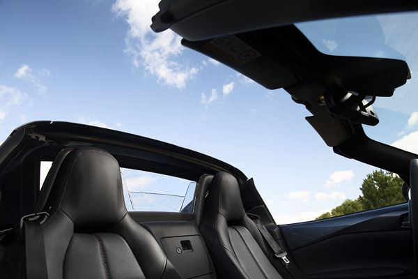Le Mazda MX-5 RF embarque un toit rigide rétractable électrique en trois parties