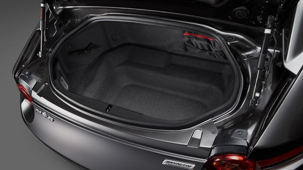 Le Mazda MX-5 RF embarque un toit rigide rétractable électrique en trois parties