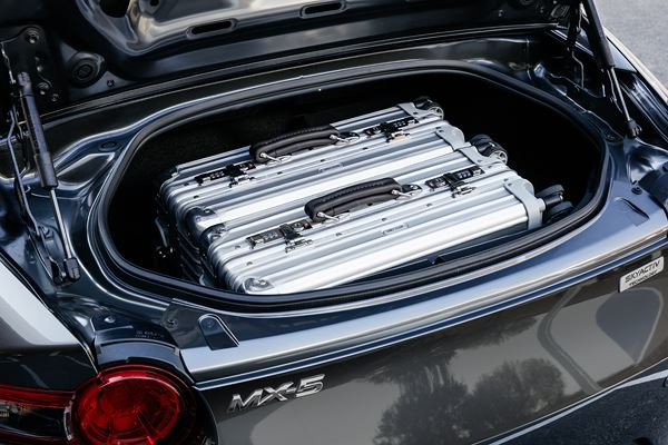 Le Mazda MX-5 RF embarque un toit rigide rétractable électrique en trois parties