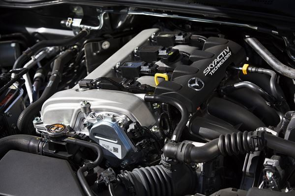 Le Mazda MX-5 RF embarque un toit rigide rétractable électrique en trois parties