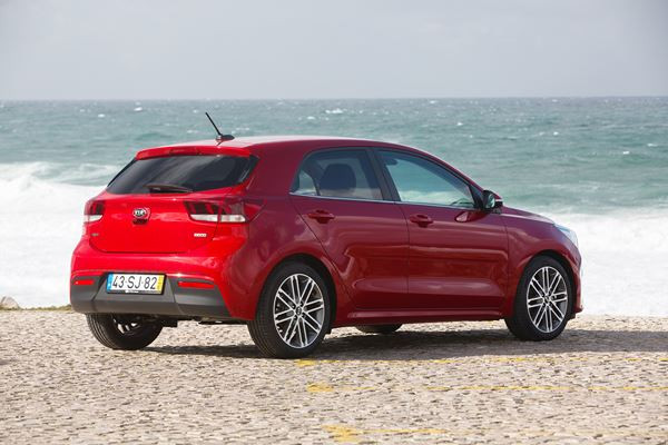 La Kia Rio affiche des lignes droites et des surfaces lisses