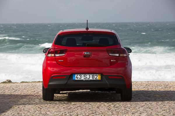 La Kia Rio affiche des lignes droites et des surfaces lisses
