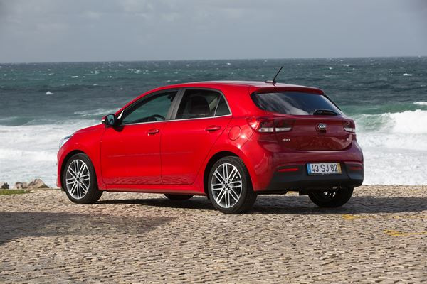 La Kia Rio affiche des lignes droites et des surfaces lisses