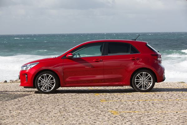 La Kia Rio affiche des lignes droites et des surfaces lisses