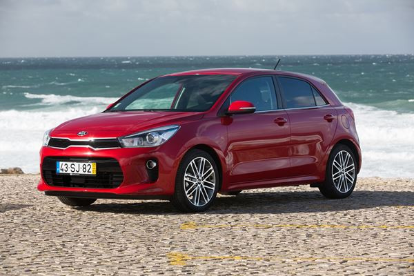 La Kia Rio affiche des lignes droites et des surfaces lisses