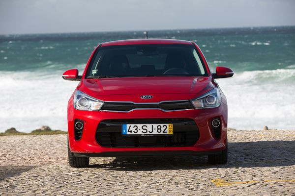 La Kia Rio affiche des lignes droites et des surfaces lisses