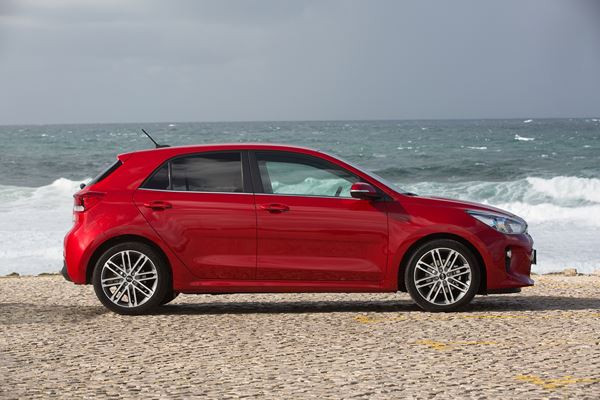 La Kia Rio affiche des lignes droites et des surfaces lisses