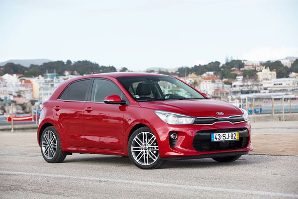 La Kia Rio affiche des lignes droites et des surfaces lisses