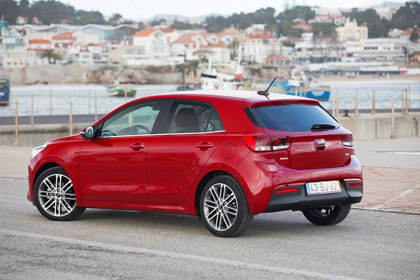 La Kia Rio affiche des lignes droites et des surfaces lisses
