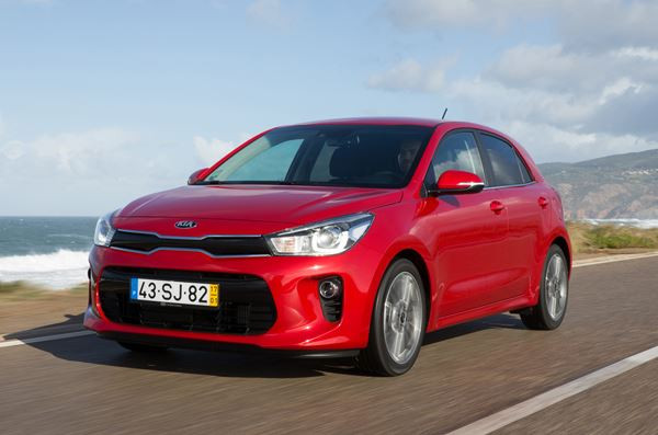 La Kia Rio affiche des lignes droites et des surfaces lisses