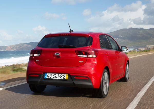 La Kia Rio affiche des lignes droites et des surfaces lisses