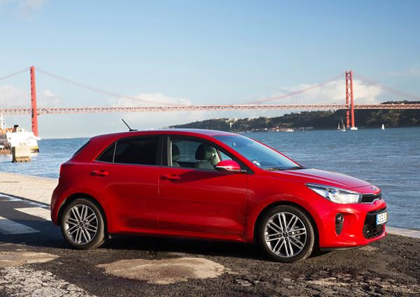 La Kia Rio affiche des lignes droites et des surfaces lisses