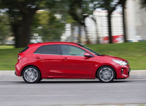 La Kia Rio affiche des lignes droites et des surfaces lisses