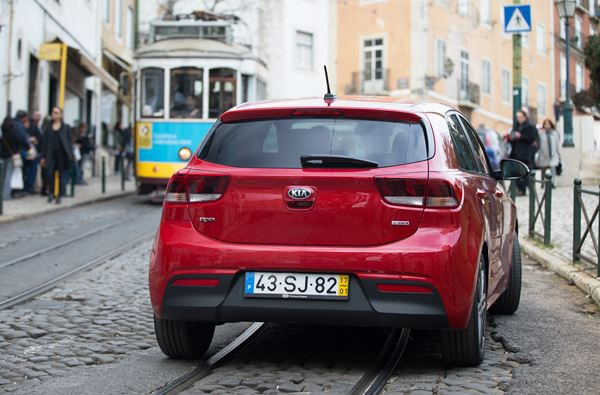 La Kia Rio affiche des lignes droites et des surfaces lisses