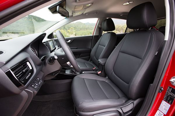 La Kia Rio affiche des lignes droites et des surfaces lisses