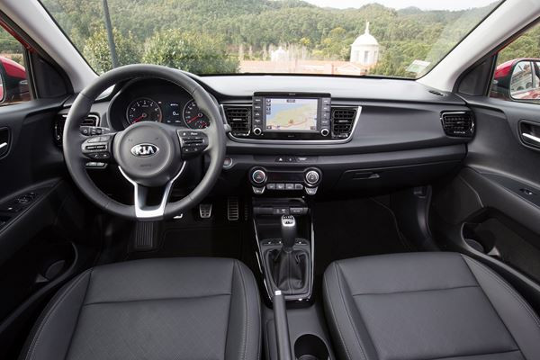 La Kia Rio affiche des lignes droites et des surfaces lisses