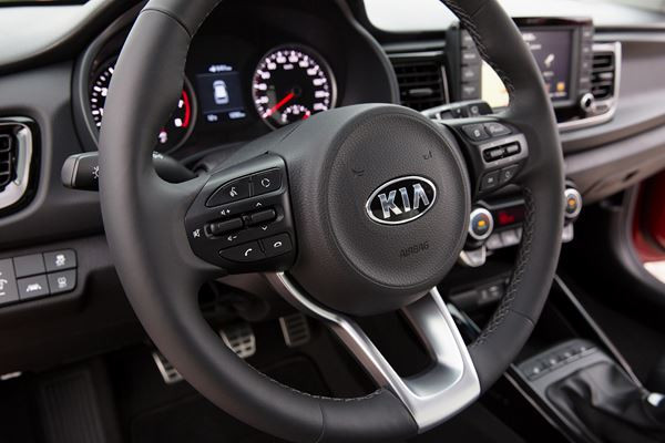 La Kia Rio affiche des lignes droites et des surfaces lisses